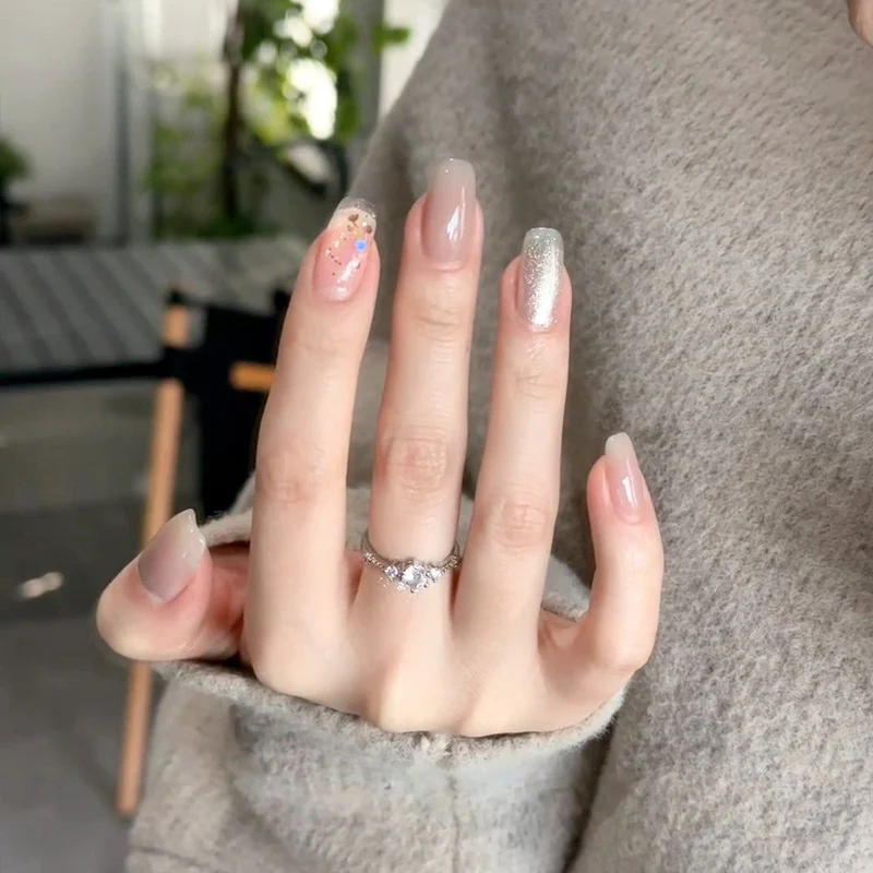Künstlerische Nagelverlängerungen mit dekorativen Elementen Karnz