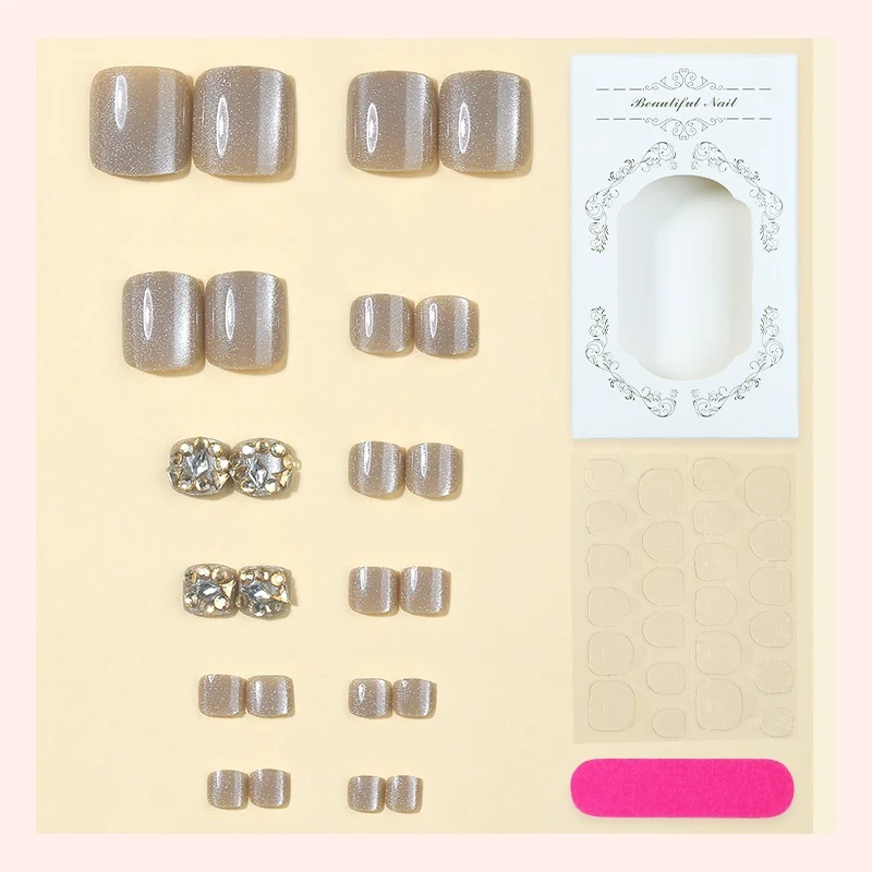 Kunstnagelset mit luxuriösen 3D-Verzierungen und eleganten Stilelementen Karnz