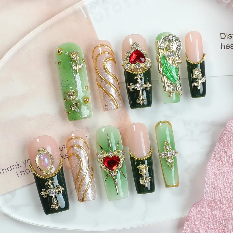 Kunstnagelset mit luxuriösen 3D-Verzierungen Karnz