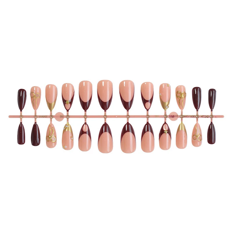 Kunstnagelset mit luxuriösem Hochglanz-Design und kreativen Akzenten Karnz