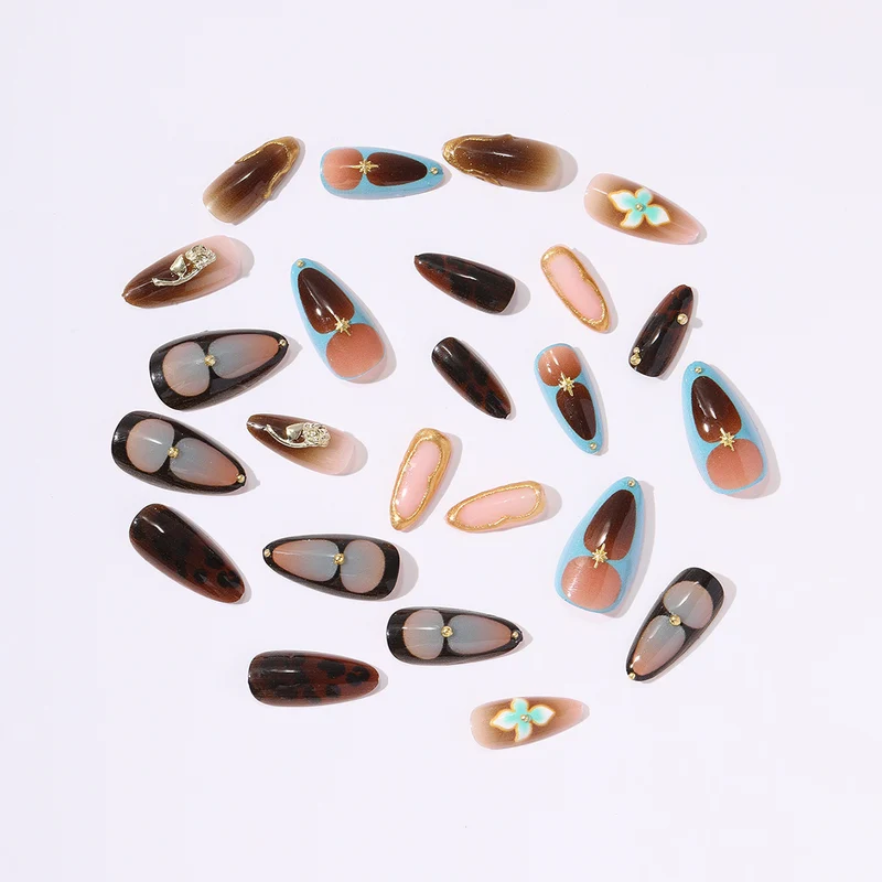 Kunstnagelset mit luxuriösem Gold-Design und floralen Akzenten Karnz