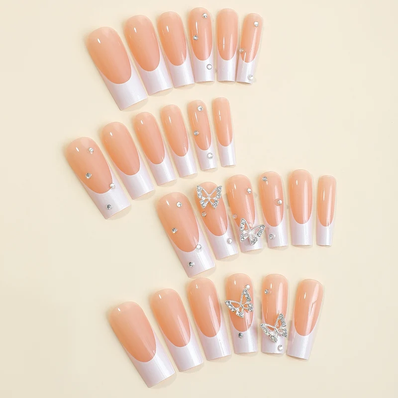 Kunstnagelset mit luxuriösem Glitzer und zarten Blumenmotiven Karnz