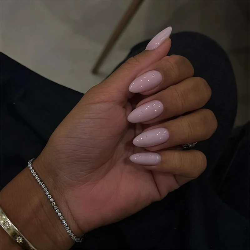 Kunstnagelset mit luxuriösem Farbverlauf und elegantem Spitzenakzent Karnz