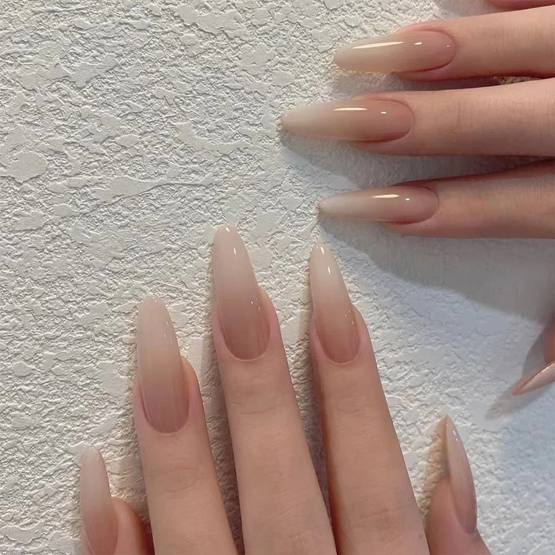 Kunstnagelset mit luxuriösem Farbverlauf und elegantem Spitzenakzent Karnz