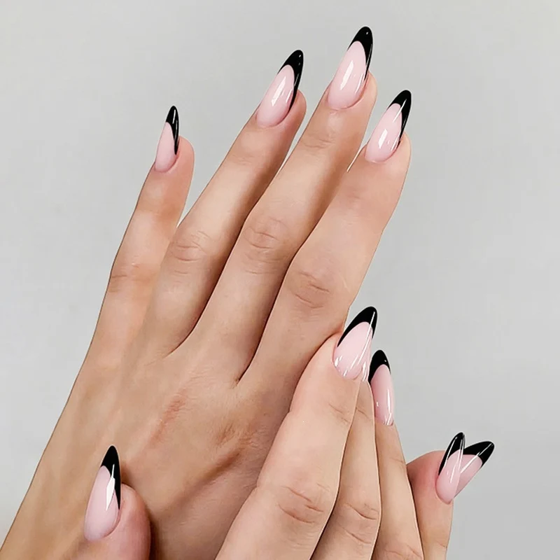 Kunstnagelset mit luxuriösem Farbverlauf und elegantem Spitzenakzent Karnz