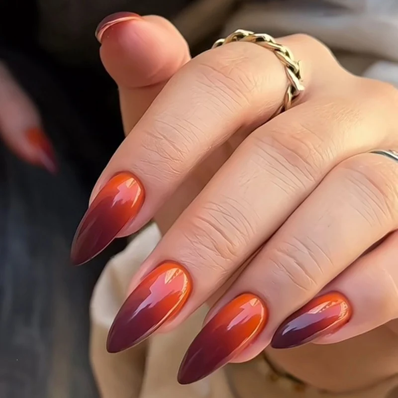 Kunstnagelset mit luxuriösem Farbverlauf und elegantem Spitzenakzent Karnz