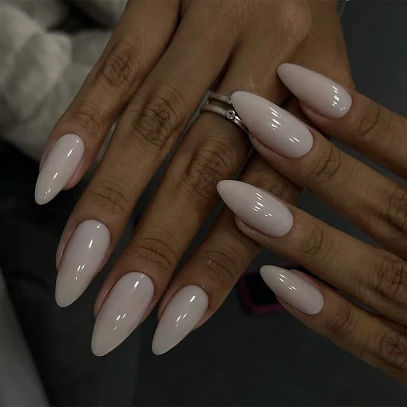 Kunstnagelset mit luxuriösem Farbverlauf und elegantem Spitzenakzent Karnz