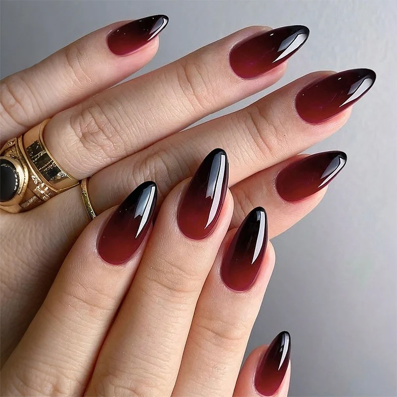 Kunstnagelset mit luxuriösem Farbverlauf und elegantem Spitzenakzent Karnz