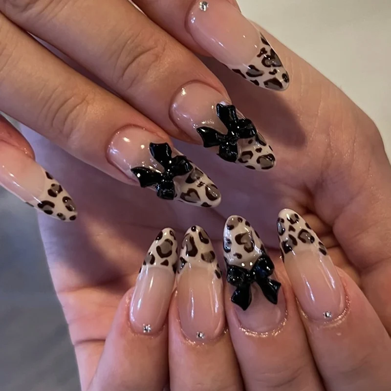 Kunstnagelset mit Leopardenmuster und Glitzerverzierungen Karnz