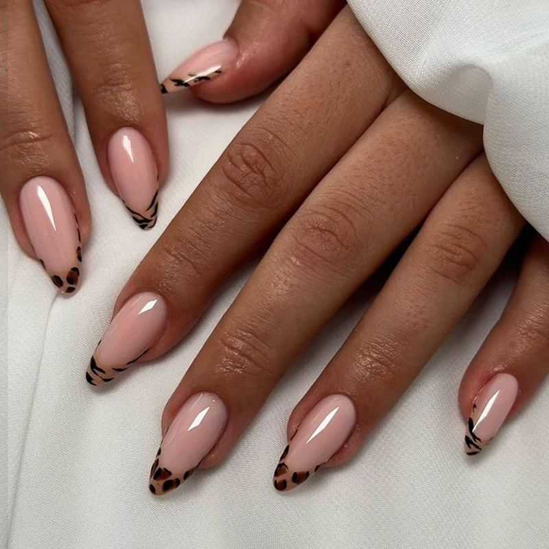 Kunstnagelset mit Leopardenmuster und Glitzerverzierungen Karnz