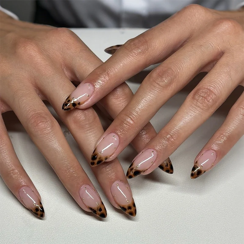 Kunstnagelset mit Leopardenmuster und Glitzerverzierungen Karnz