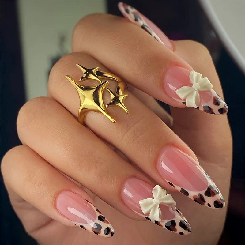 Kunstnagelset mit Leopardenmuster und Glitzerverzierungen Karnz