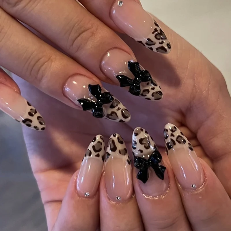 Kunstnagelset mit Leopardenmuster und Glitzerverzierungen Karnz