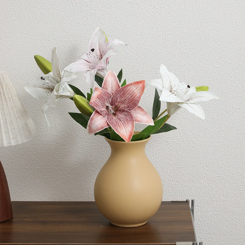 Künstlicher Lilienstrauß mit realistischen Details Karnz