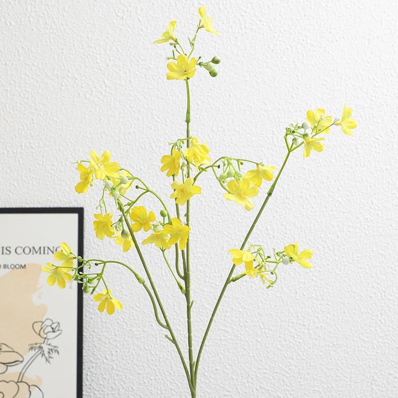 Künstlicher Blütenzweig mit zarten blauen Blumen und grünen Beeren Karnz