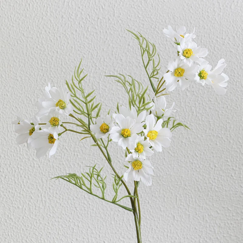Künstlicher Blütenzweig mit leuchtenden pinken Blumen Karnz