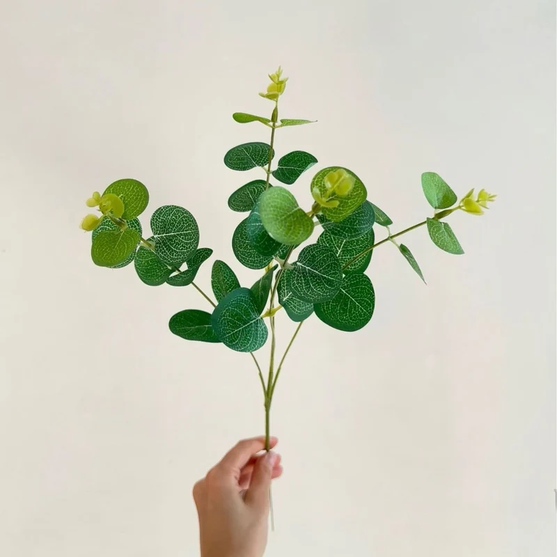 Künstlicher Blütenzweig mit lebensechten Blättern und zarten Blüten Karnz