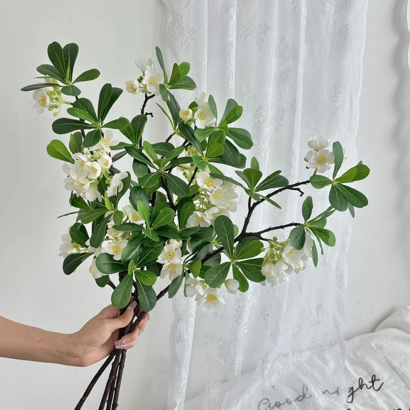 Künstlicher Blütenzweig mit feinen rosa Blüten und lebendigen Blättern Karnz