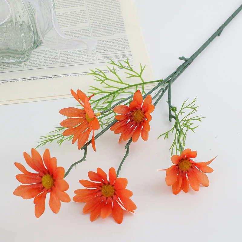 Künstlicher Blumenzweig mit leuchtenden Blüten und zarten Blättern Karnz