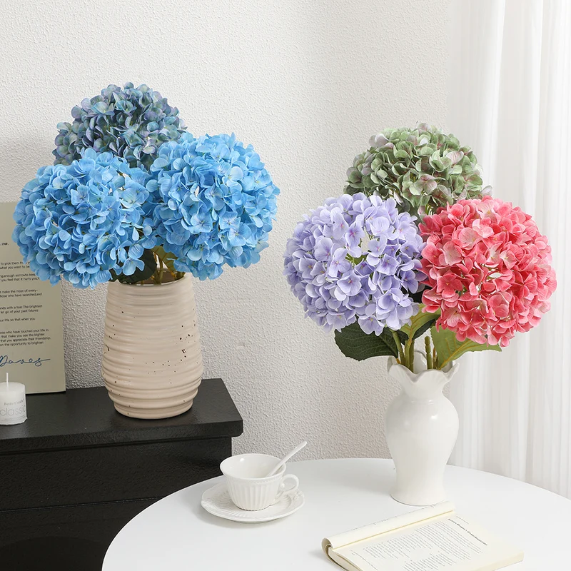 Kunsthortensienzweig mit detaillierten Blüten Karnz
