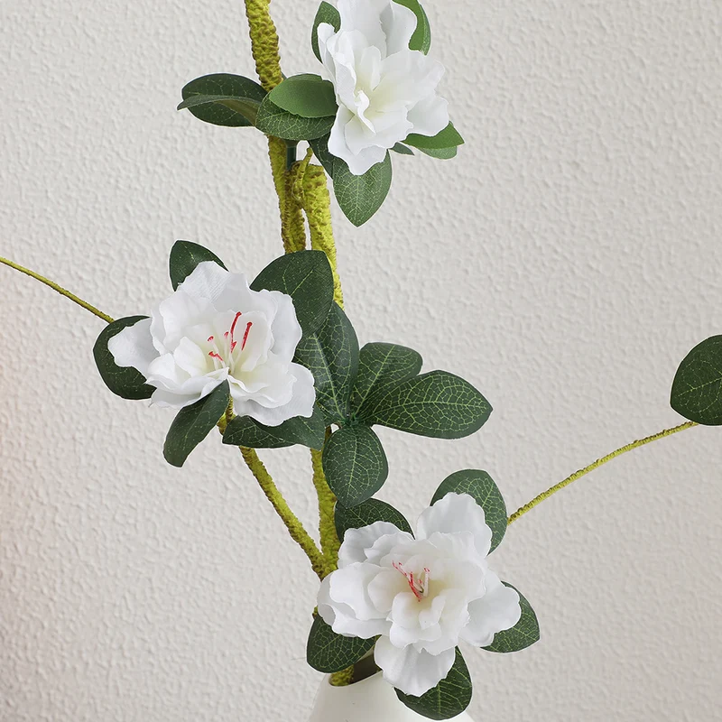 Eleganter Kunstblütenzweig mit realistischen Blüten und Blättern Karnz