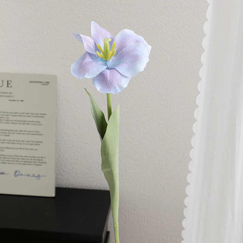 Künstliche Tulpenblüte mit detaillierten Blütenblättern Karnz