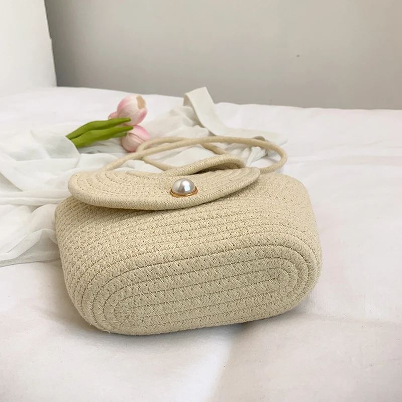 Gewebte strukturierte Handtasche mit dekorativem Verschluss