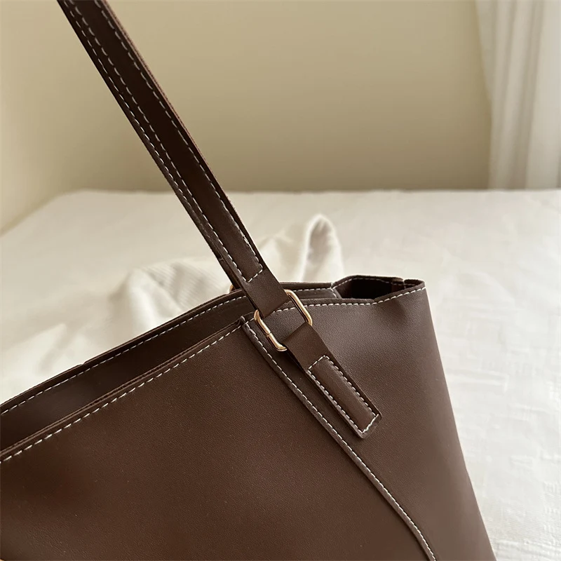 Stylische Tote-Handtasche mit dekorativem Schal