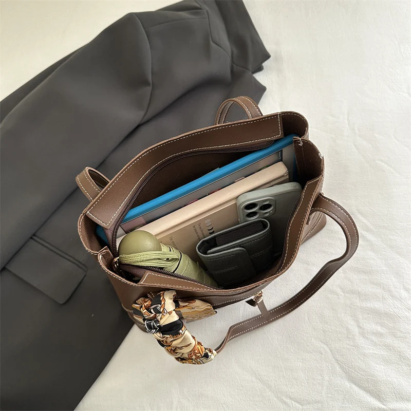 Modische Tote-Bag mit dekorativem Schal