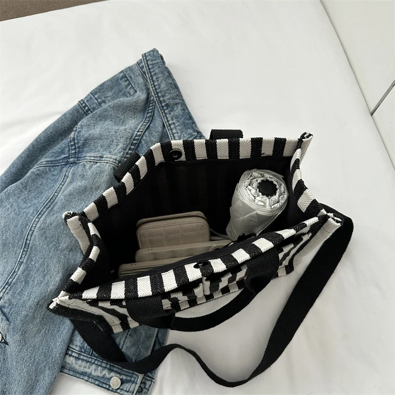Stylische gestreifte Stofftasche