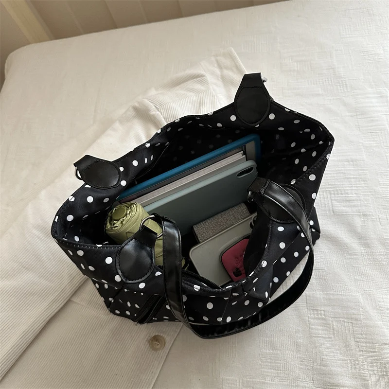 Stylische gepunktete Schultertasche