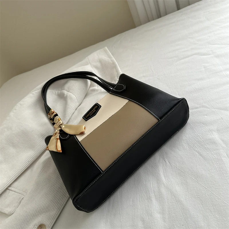 Strukturierte Tote-Handtasche mit dekorativem Schal