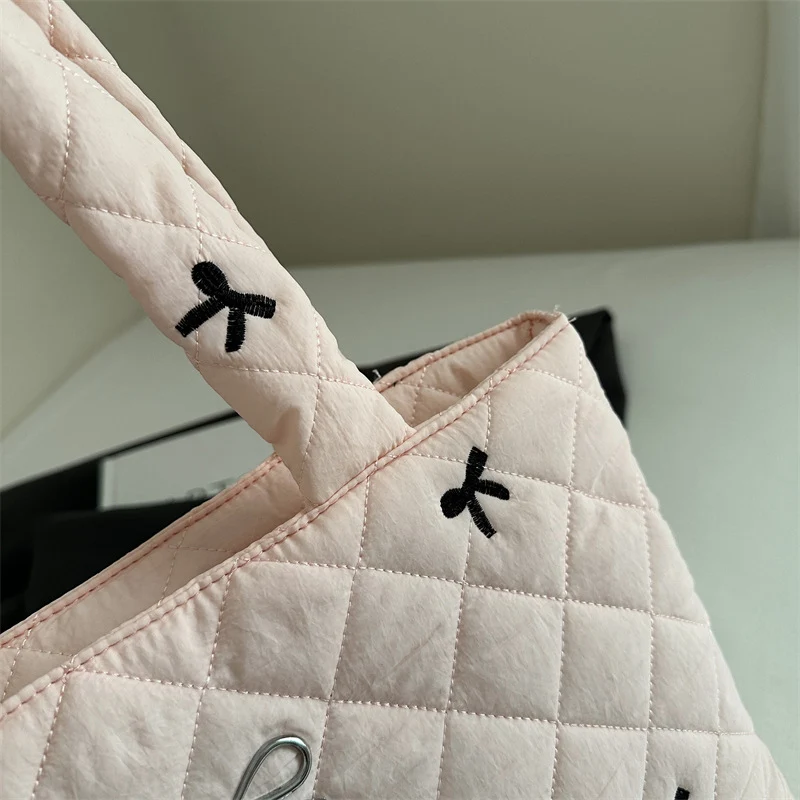 Gestepptes Dekoratives Bogen Handtasche
