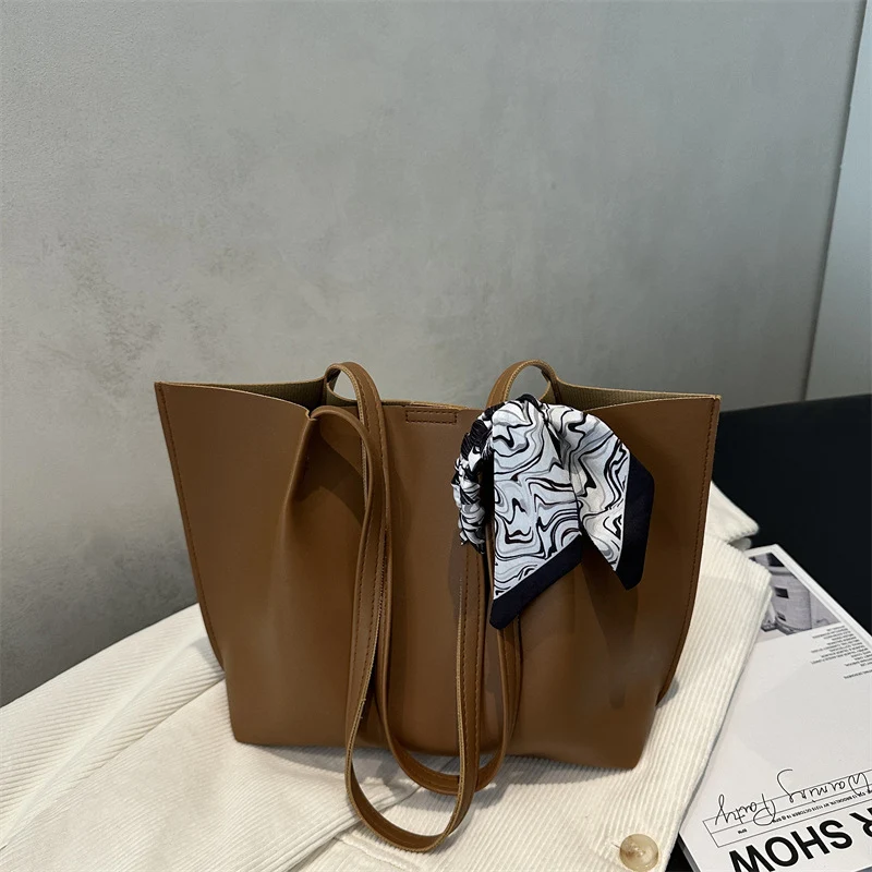 Minimalistische Tote-Handtasche mit dekorativem Schal