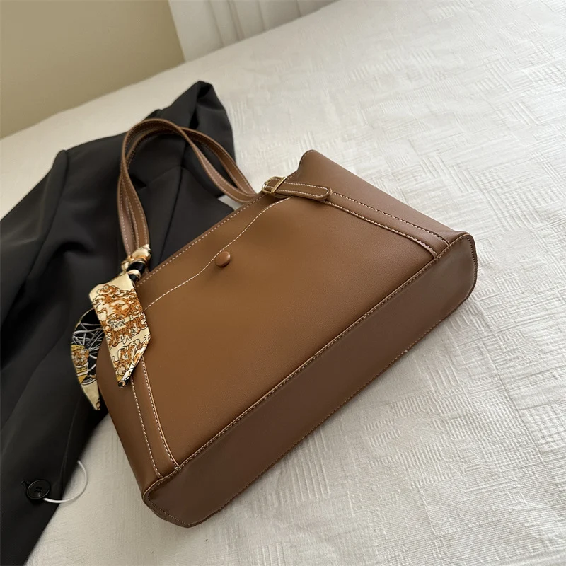 Elegante strukturierte Tote-Bag mit Schal-Detail