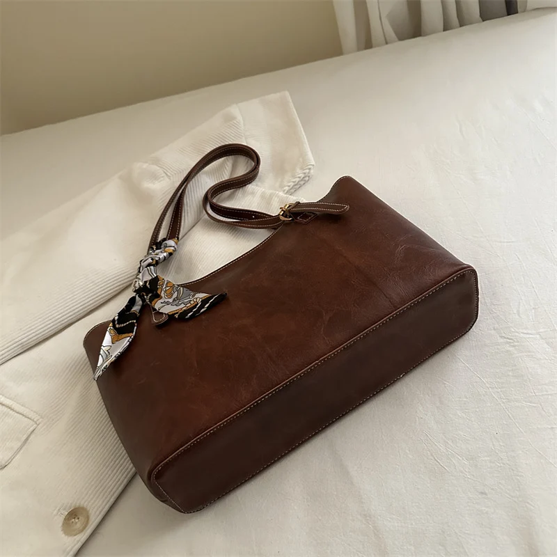Elegante Faux-Leder Tote Handtasche mit Schal-Detail