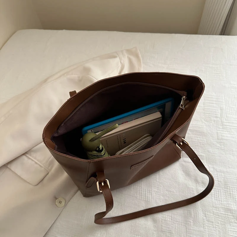 Elegante Kunstleder Tote Bag mit Schal-Detail
