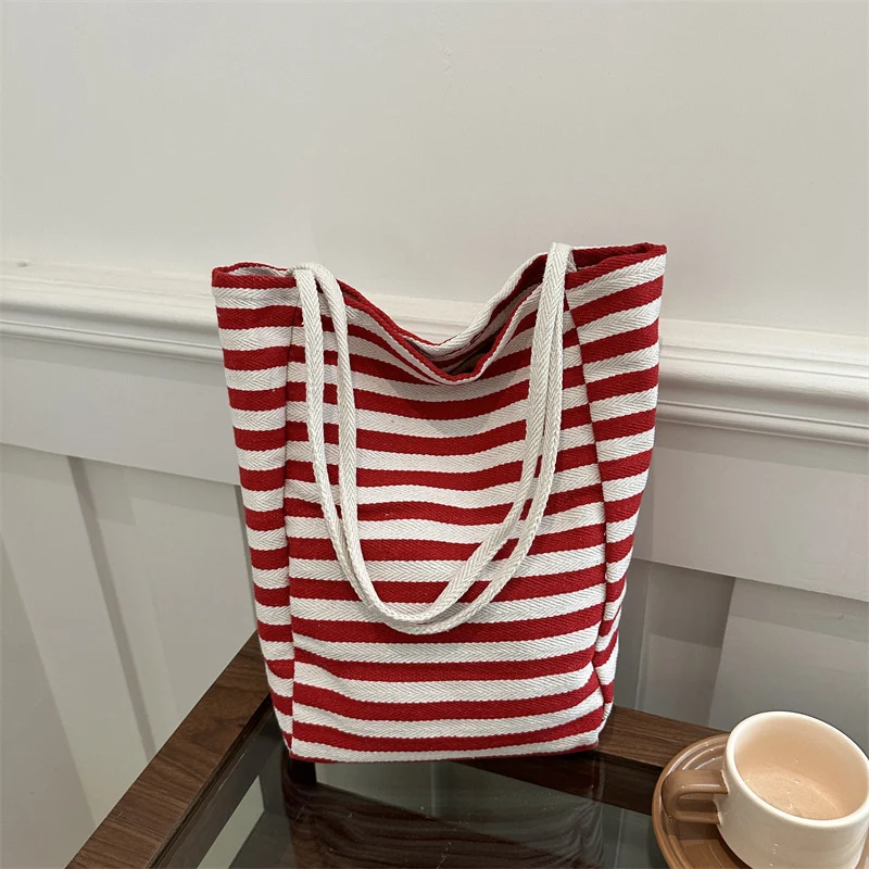 Lässige gestreifte Strandtasche