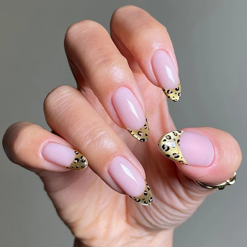 Kunstnagelset mit leopardem Muster Karnz