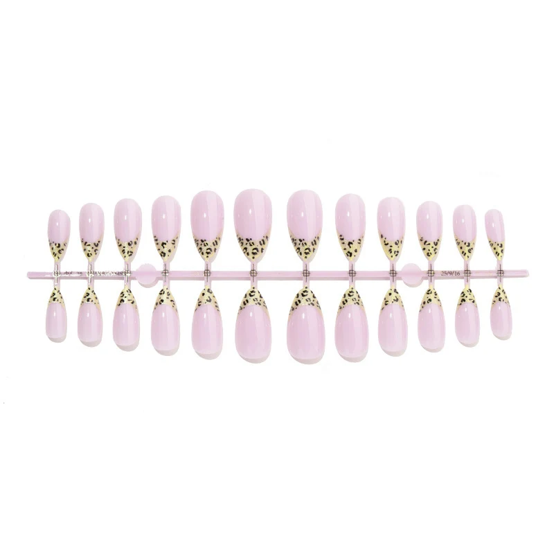 Kunstnagelset mit leopardem Muster Karnz