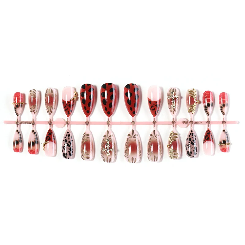 Kunstnagelset mit lebhaftem Marienkäfer-Design und kreativen Akzenten Karnz