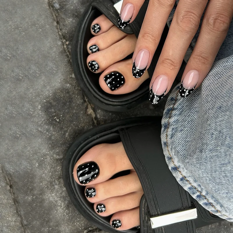 Kunstnagelset mit kreativen Spitzen und eleganten Verzierungen Karnz
