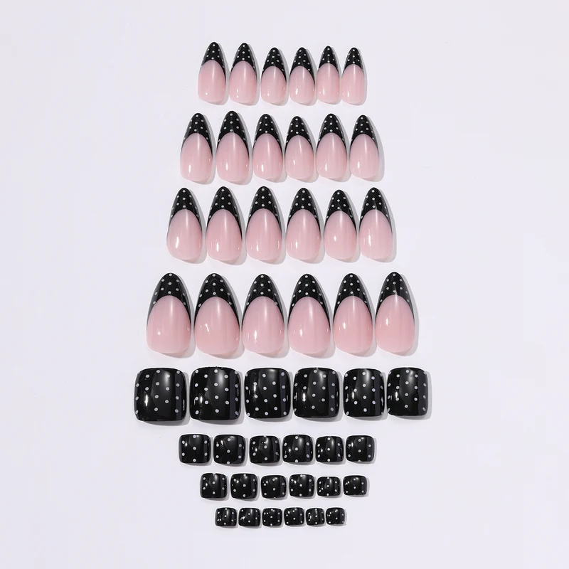 Kunstnagelset mit kreativen Spitzen und eleganten Verzierungen Karnz