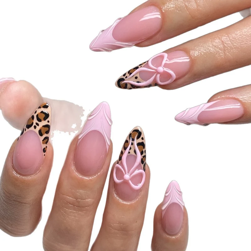 Kunstnagelset mit kreativen Leoparden- und Schleifenakzenten Karnz