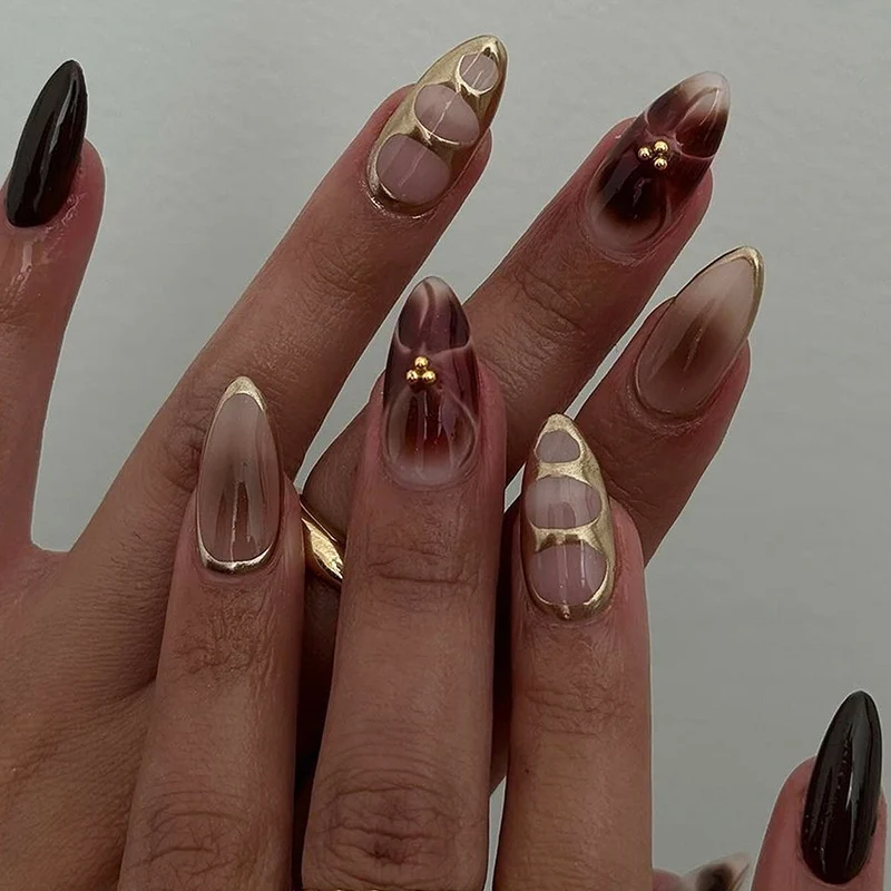 Kunstnagelset mit kreativen geometrischen Akzenten Karnz