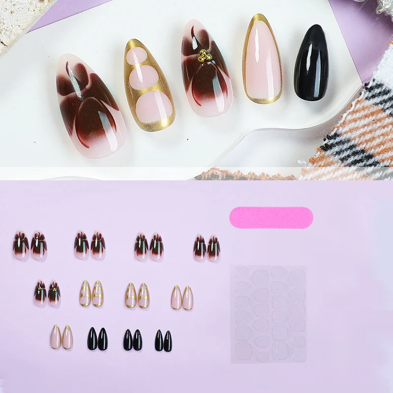 Kunstnagelset mit kreativen geometrischen Akzenten Karnz