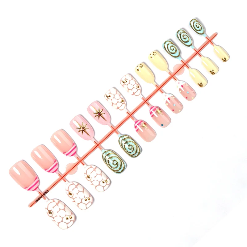Kunstnagelset mit kreativen abstrakten Designs und Glitzerakzenten Karnz