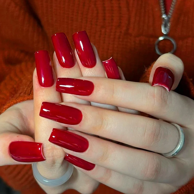 Kunstnagelset mit klassischen und eleganten Designs Karnz