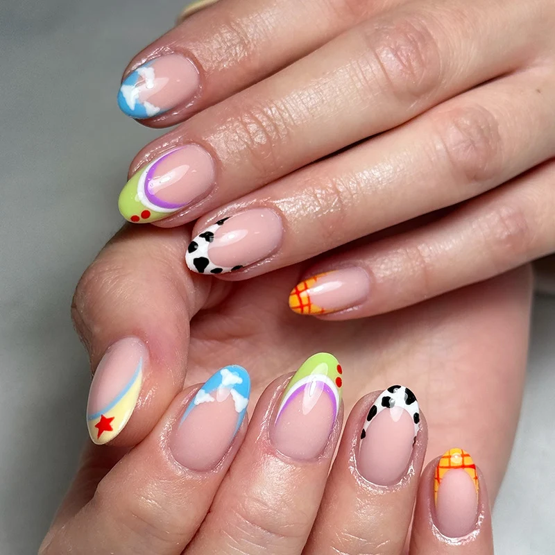 Kunstnagelset mit individuellen Designs und verschiedenen Farbakzenten Karnz
