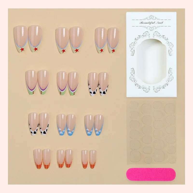 Kunstnagelset mit individuellen Designs und verschiedenen Farbakzenten Karnz